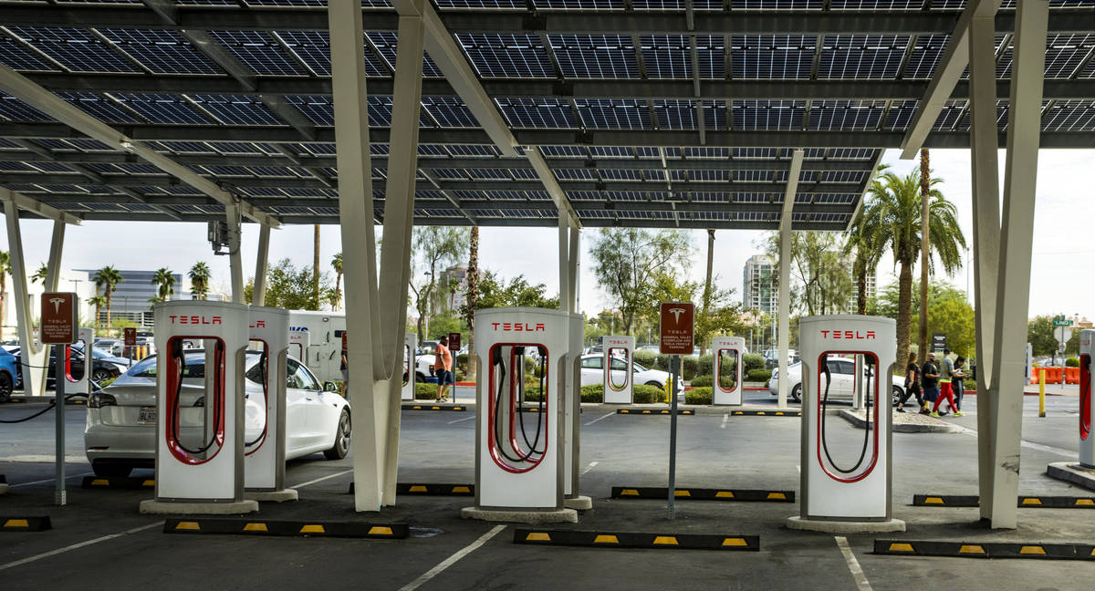Varios coches conectados en la estación de Tesla Supercharger cerca de The Linq y High Roller ...
