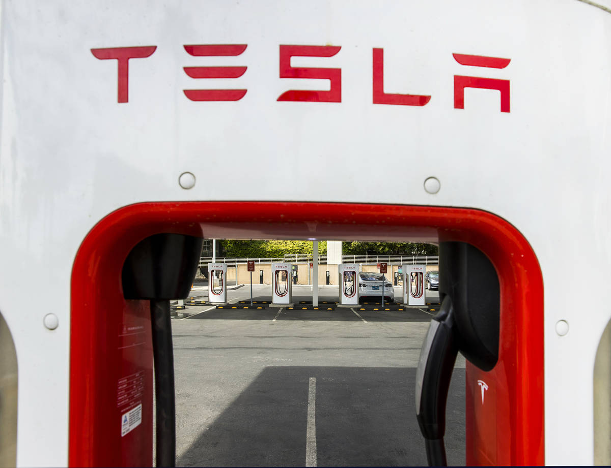 Varios coches conectados en la estación de Tesla Supercharger cerca de The Linq y High Roller ...