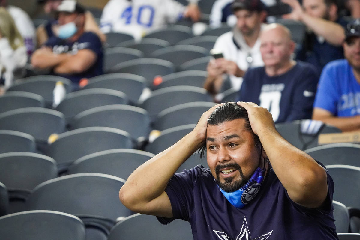 El fan de los Dallas Cowboys, Jamie Ramírez, de Amarillo, Texas, reacciona después de que el ...