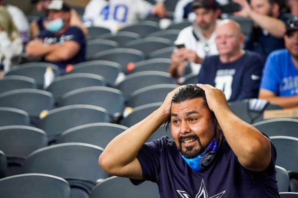 El fan de los Dallas Cowboys, Jamie Ramírez, de Amarillo, Texas, reacciona después de que el ...