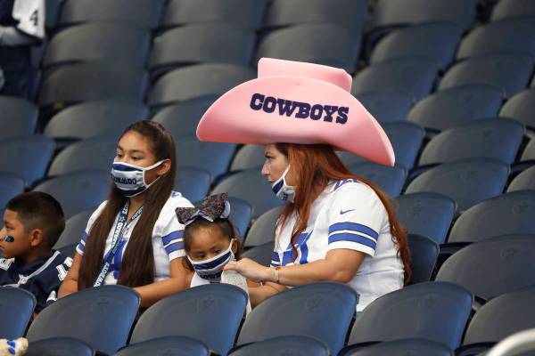 Aficionados ven un partido entre los Cowboys de Dallas y los Giants de Nueva York en la segunda ...