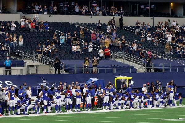 Aficionados ven un partido entre los Cowboys de Dallas y los Giants de Nueva York en la segunda ...