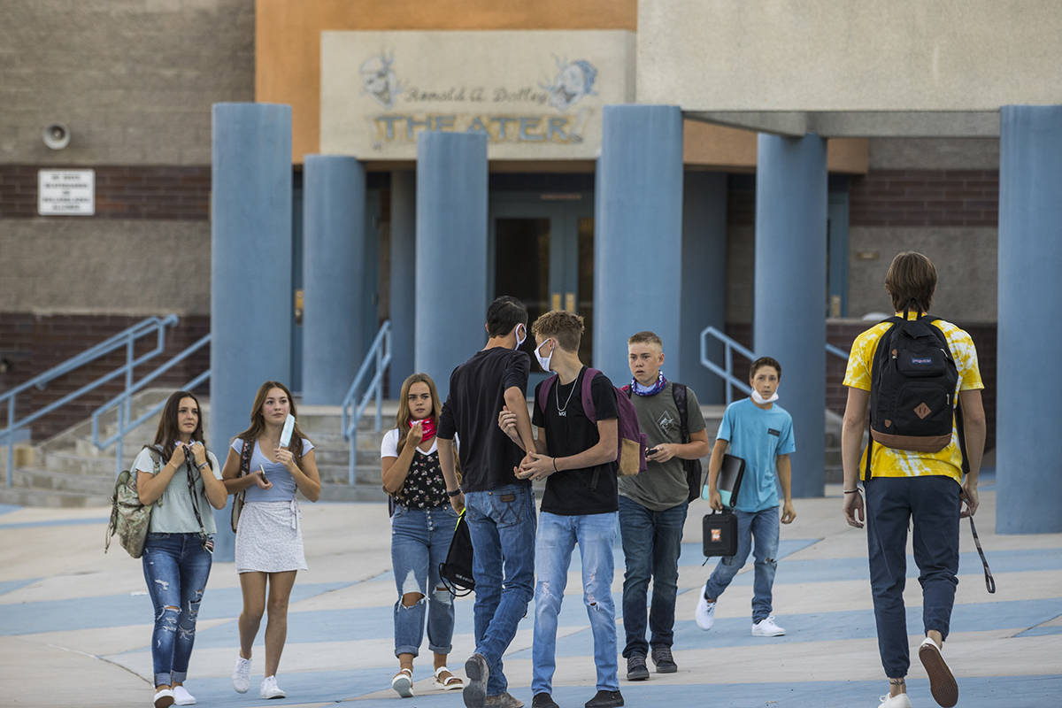Estudiantes y adultos se reúnen afuera de Moapa Valley High School antes del comienzo de las c ...