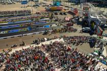 Gradas llenas a medida que se acerca otra carrera de primera ronda durante las Dodge NHRA Natio ...