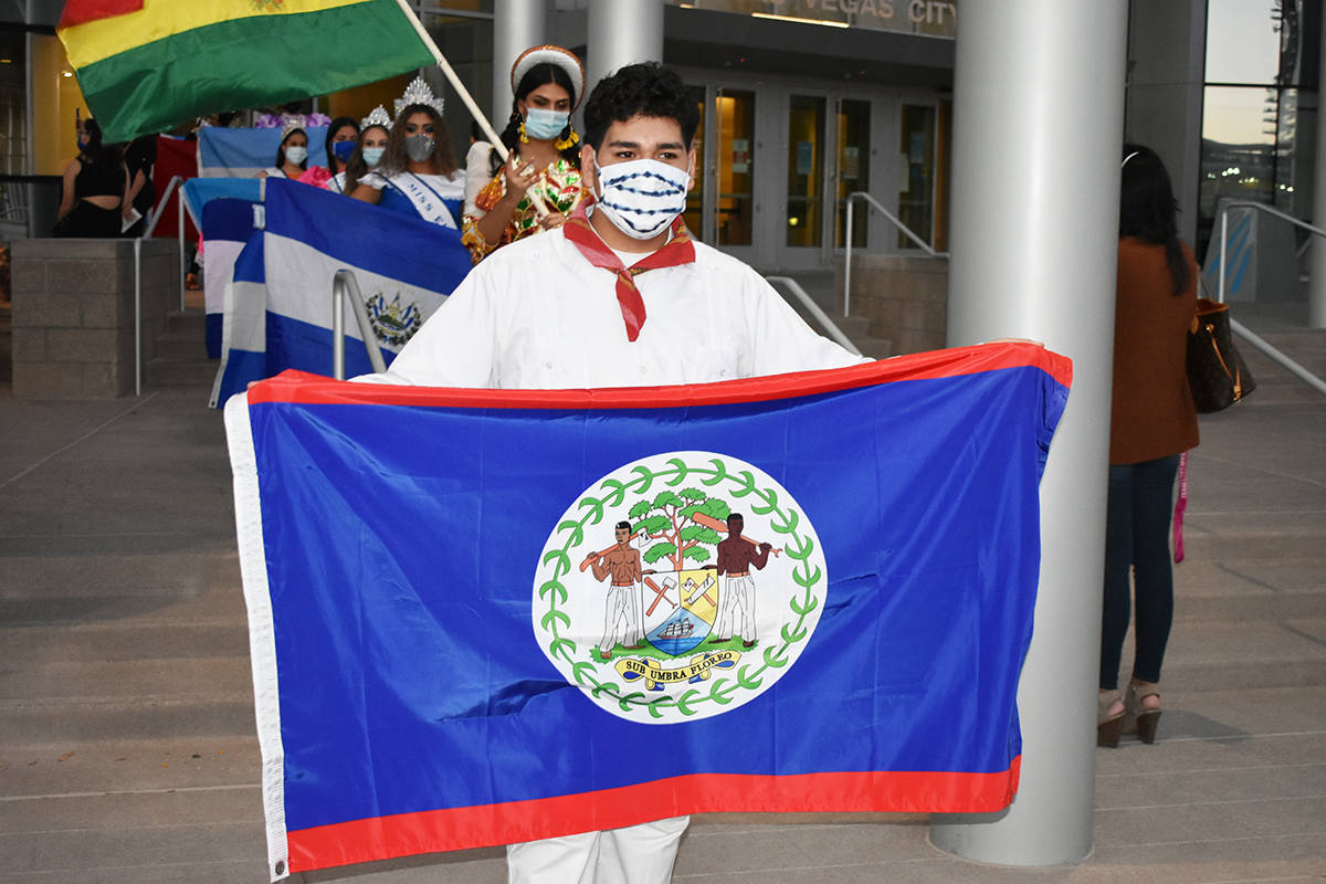 Jóvenes de distintas nacionalidades desfilaron con trajes típicos y banderas de países latin ...