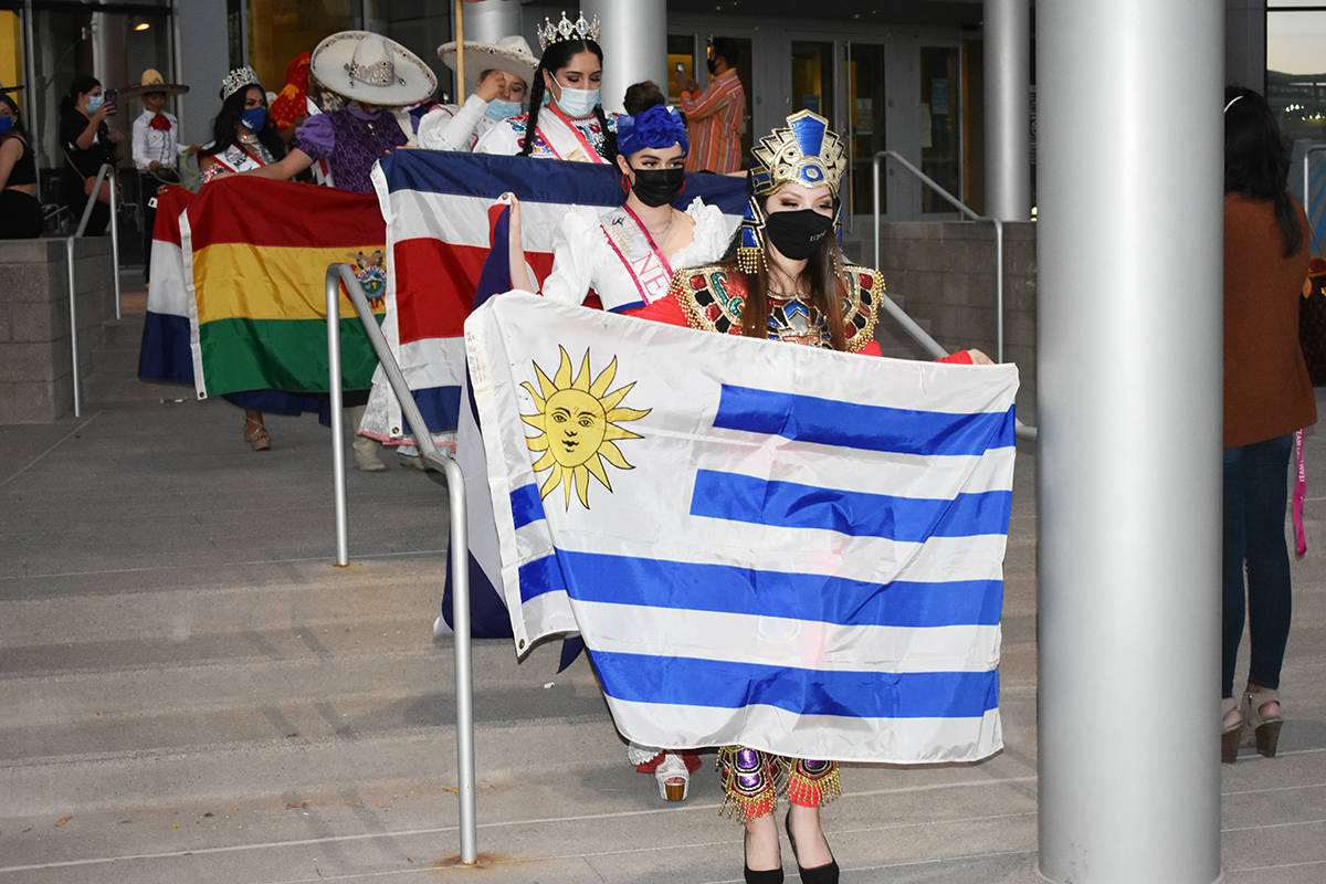 Jóvenes de distintas nacionalidades desfilaron con trajes típicos y banderas de países latin ...