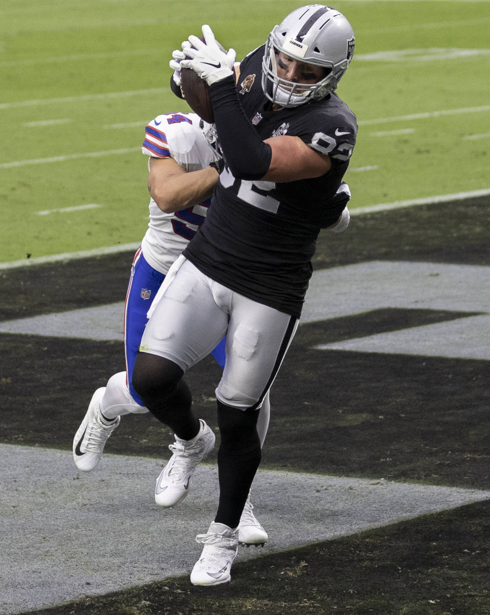 El tight end de los Raiders de Las Vegas, Jason Witten (82), hace un touchdown sobre el linebac ...