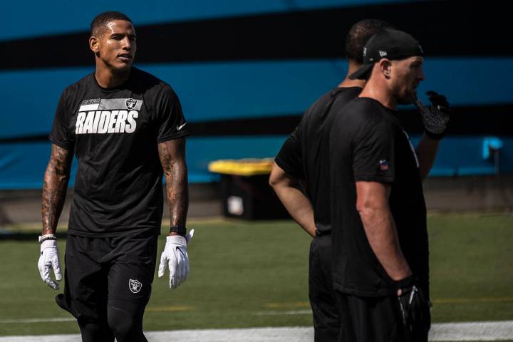 El tight end de los Raiders de Las Vegas, Darren Waller (83), calienta antes del comienzo de su ...