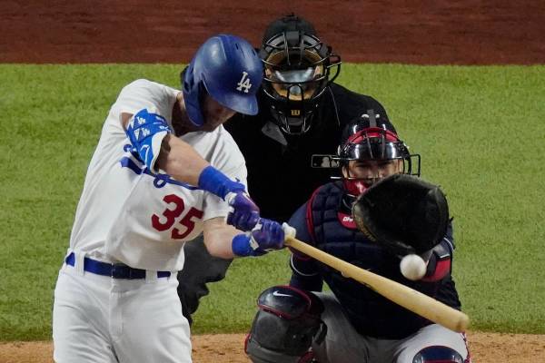 Cody Bellinger de los Dodgers de Los Ángeles batea un jonrón contra los Braves de Atlanta dur ...
