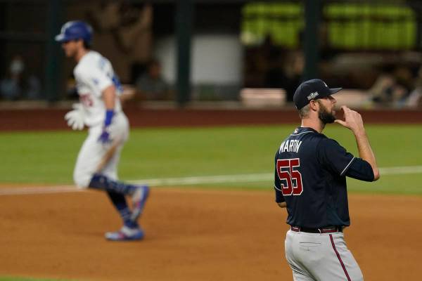 Cody Bellinger de los Dodgers de Los Ángeles, ronda las bases tras un jonrón del lanzador sup ...