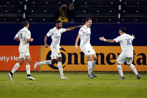 Kai Koreniuk de Los Ángeles Galaxy, segundo desde la derecha, celebra su gol con sus compañer ...