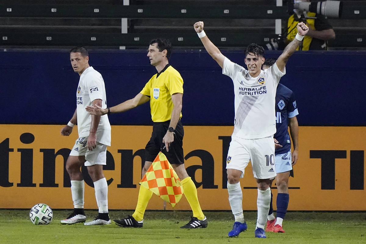Cristian Pavón (10) de Los Ángeles Galaxy celebra después de una victoria por 1-0 sobre los ...