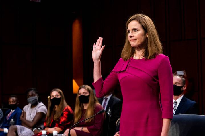 La nominada a la Corte Suprema, Amy Coney Barrett, presta juramento durante su audiencia de con ...