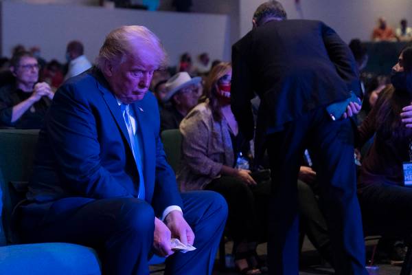 El presidente Donald Trump asiste a la misa dominical del 18 de octubre de 2020 en la Internati ...
