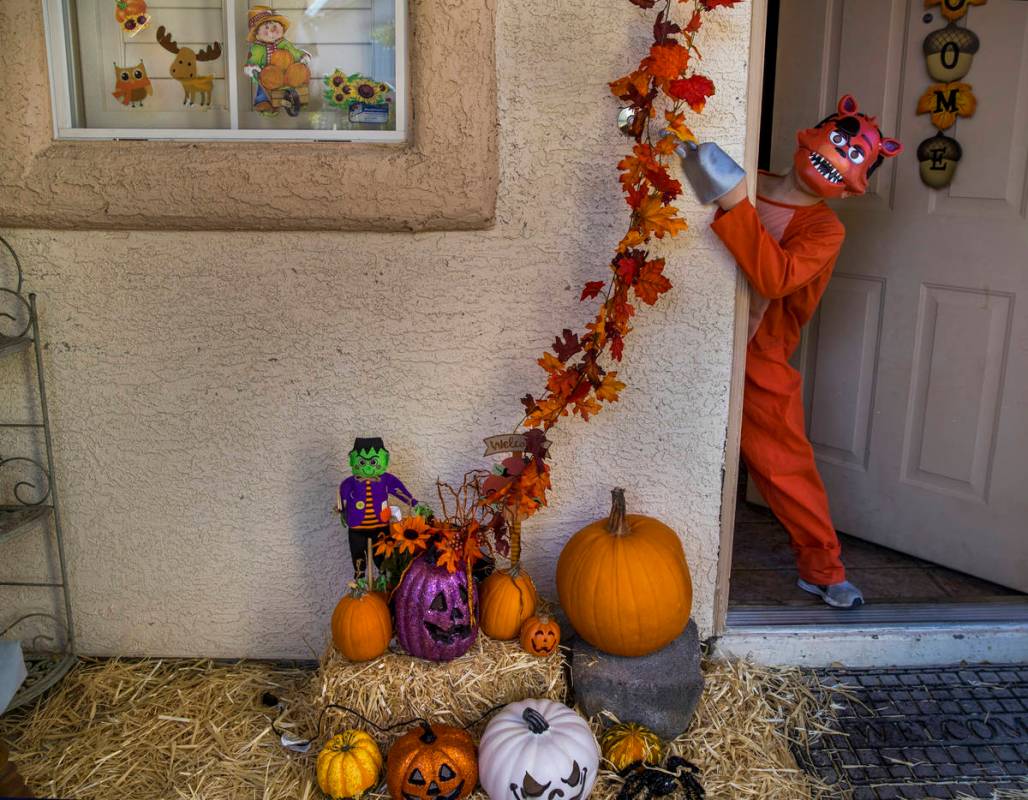 Alex Montenegro, de ocho años, muestra su disfraz en su casa decorada para Halloween el miérc ...