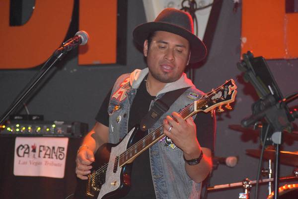 Edgar Larios, segunda guitarra de “CaiFan5 Las Vegas Tribute” en el concierto homenaje a Ca ...