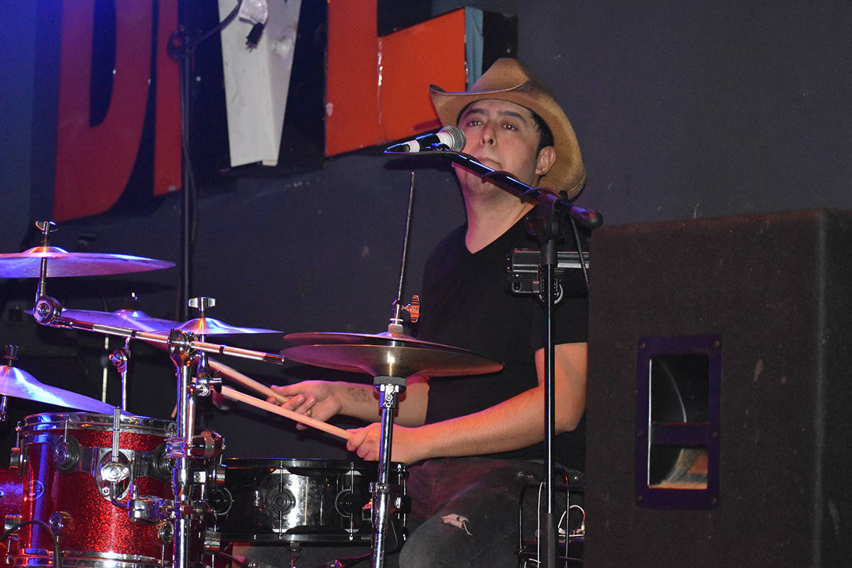 Edgar Morales Galindo, baterista de “CaiFan5 Las Vegas Tribute” en el concierto homenaje a ...