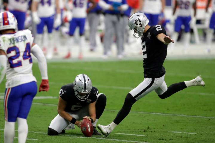 Daniel Carlson, de los Raiders de Las Vegas, patea un gol de campo durante la segunda mitad de ...