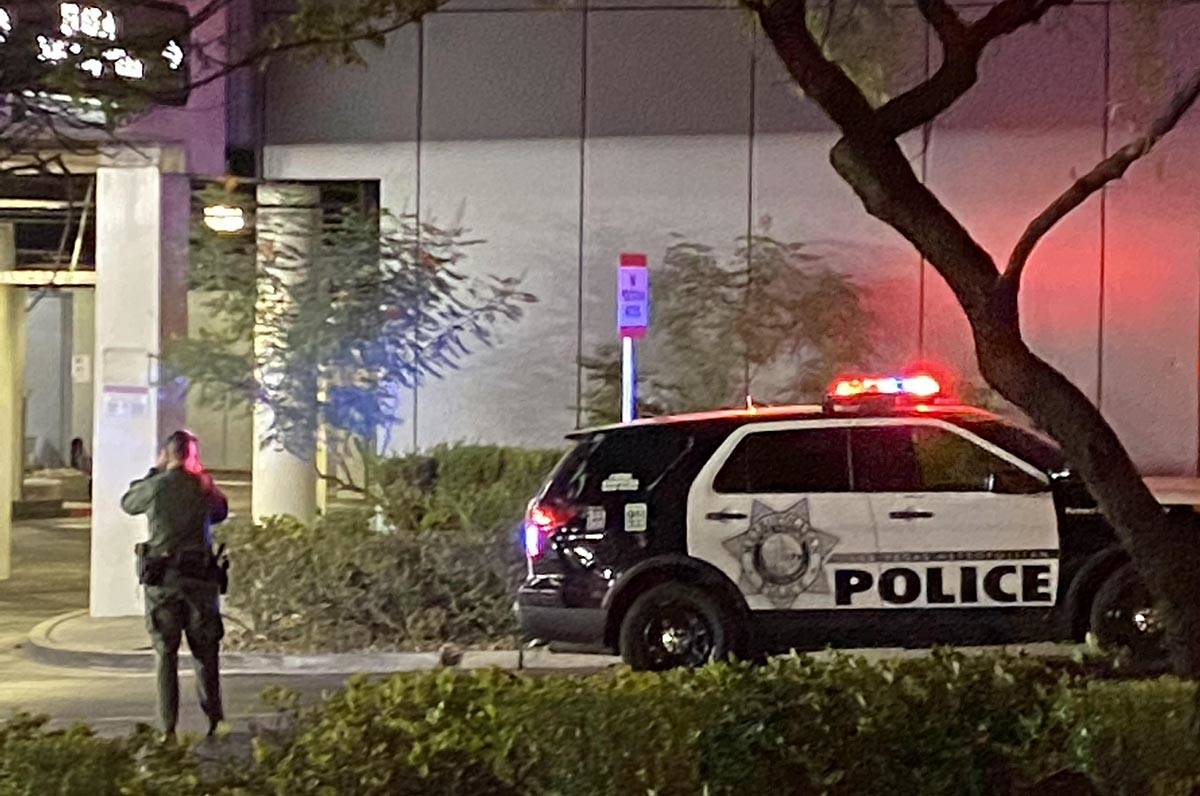 Un oficial de policía de Las Vegas cerca de la escena de un tiroteo en el Strip de Las Vegas e ...