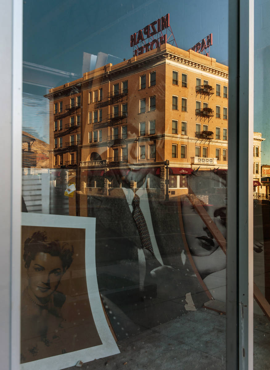 Estrellas de cine se reflejan en la ventana frente al Hotel Mizpah en Tonopah, Nevada, el miér ...