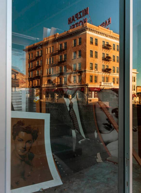 Estrellas de cine se reflejan en la ventana frente al Hotel Mizpah en Tonopah, Nevada, el miér ...