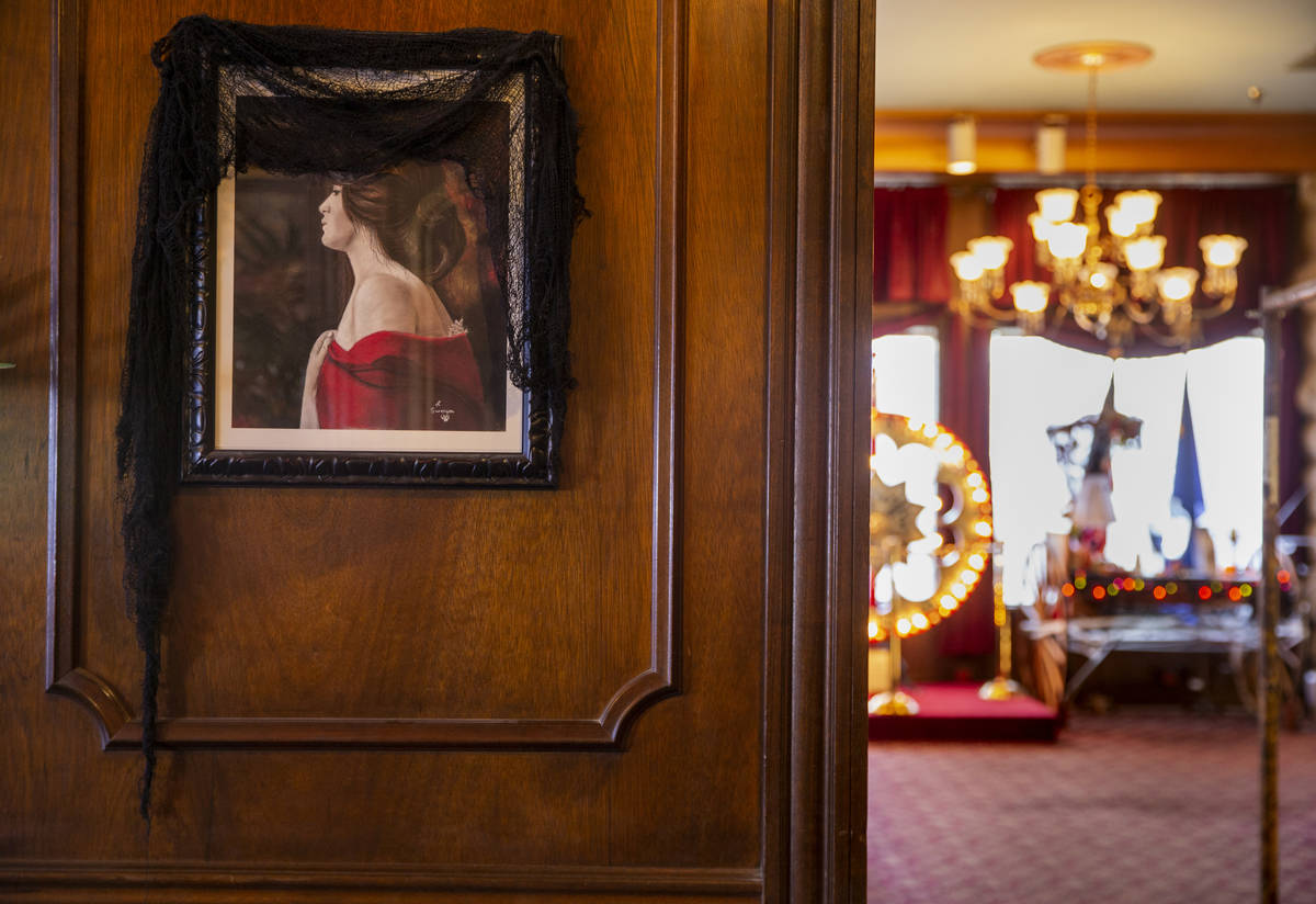 Un retrato de "La Dama de Rojo" cuelga en la sala de estar del Hotel Mizpah en Tonopah, Nevada, ...