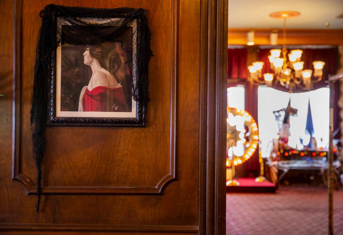 Un retrato de "La Dama de Rojo" cuelga en la sala de estar del Hotel Mizpah en Tonopah, Nevada, ...