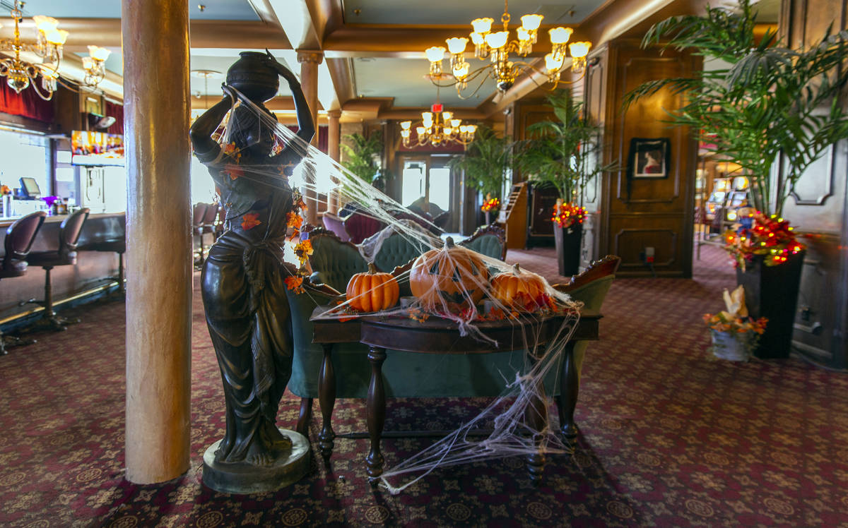 Decoraciones de Halloween en la sala de estar del Hotel Mizpah en Tonopah, Nevada, el miércole ...