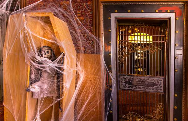 Decoraciones de Halloween en la sala de estar del Hotel Mizpah en Tonopah, Nevada, el miércole ...