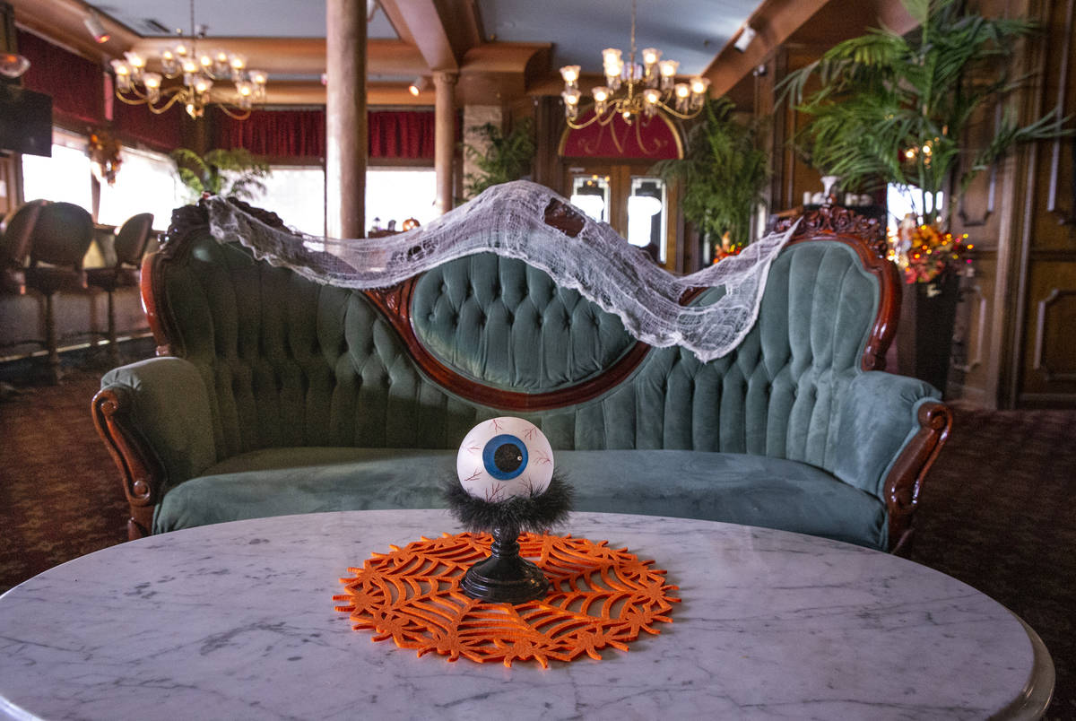 Un gran globo ocular y decoraciones de Halloween sobre la sala de estar del Hotel Mizpah en Ton ...
