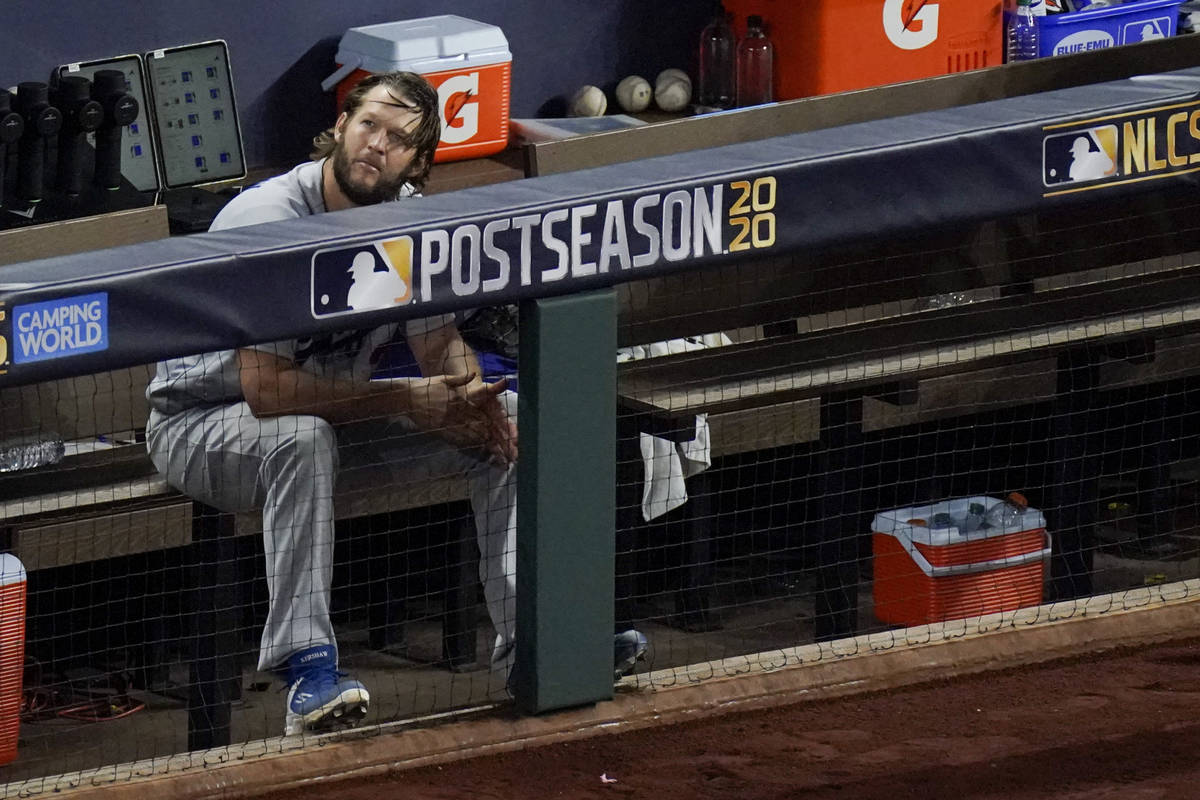 El lanzador titular de los Dodgers de Los Ángeles, Clayton Kershaw, se sienta en el banquillo ...