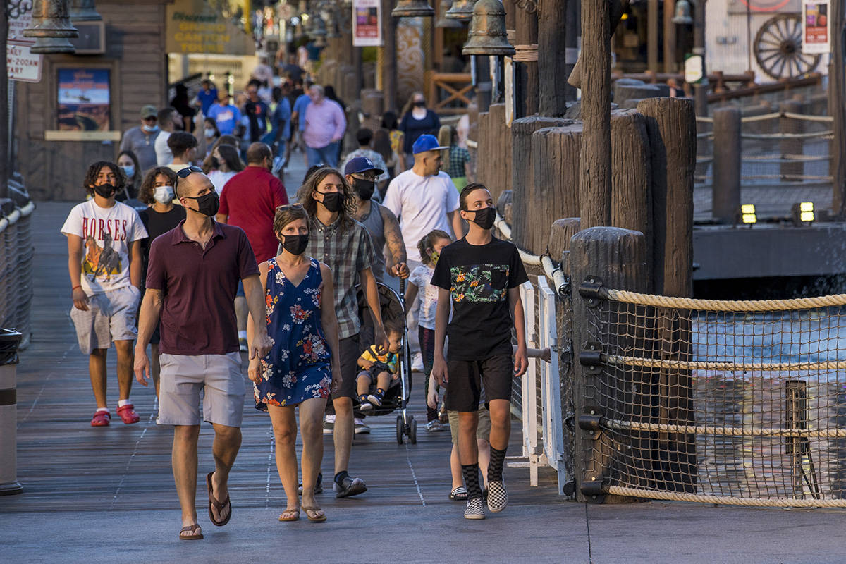 Turistas deambulan por Treasure Island a lo largo del Strip el viernes, 7 de agosto de 2020, en ...