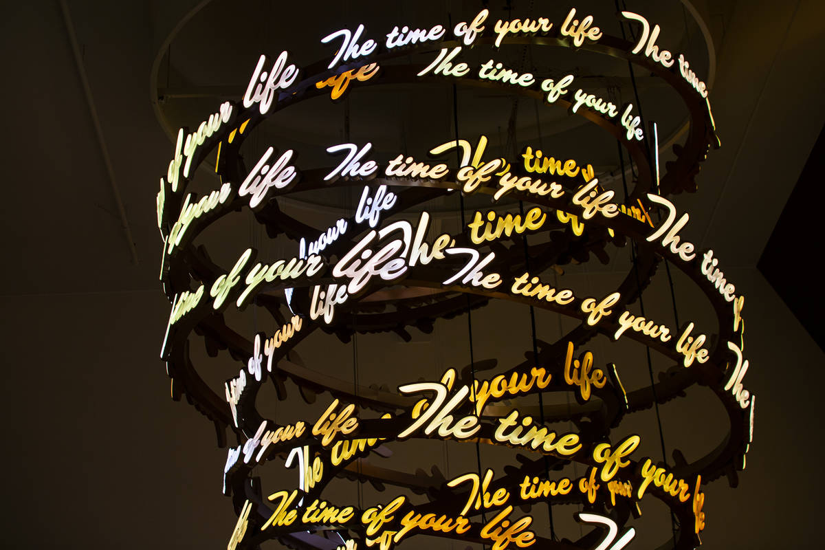 Un candelabro de 22 pies llamado "Time of Your Life" durante un recorrido por el Garage Mahal e ...