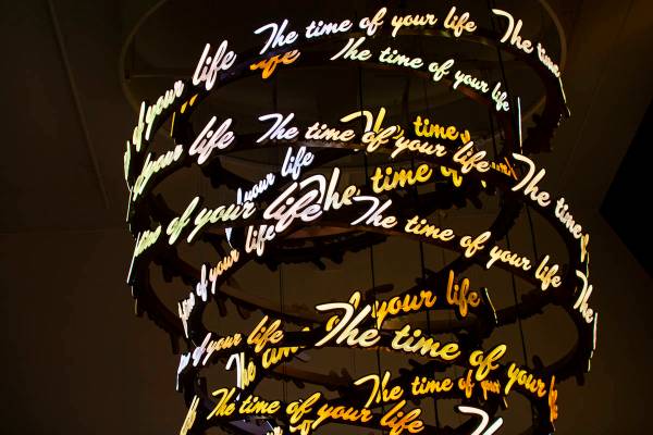 Un candelabro de 22 pies llamado "Time of Your Life" durante un recorrido por el Garage Mahal e ...