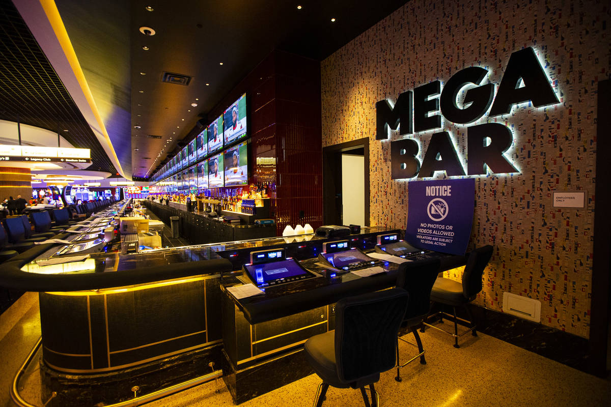 Una vista del Mega Bar durante un recorrido por Circa, el primer casino construido en el centro ...