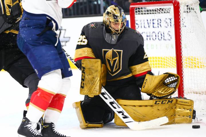 El portero de los Golden Knights, Marc-André Fleury (29), detiene el puck de los Panthers de F ...