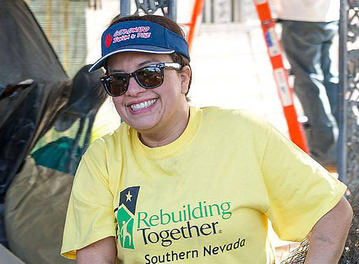 La organización local sin fines de lucro Rebuilding Together Southern Nevada (RTSNV) proporcio ...
