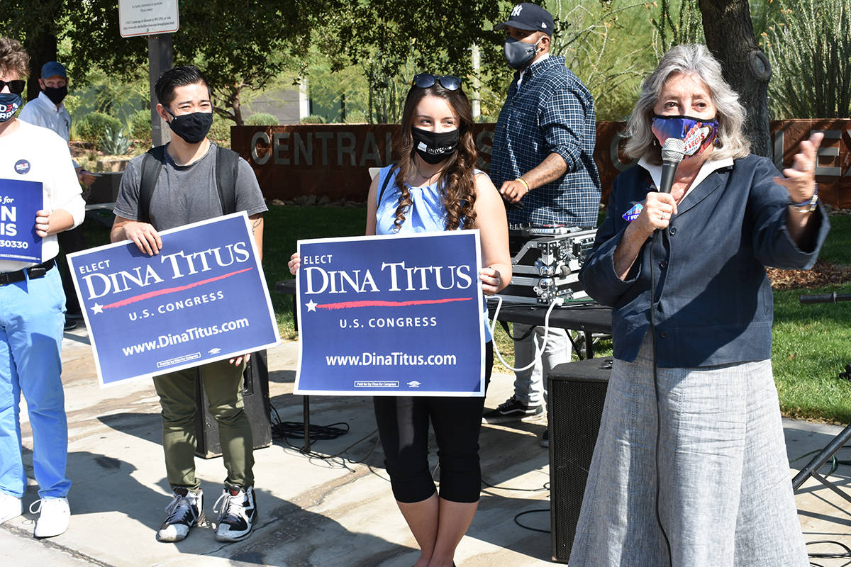 La congresista Dina Titus habló ante estudiantes de la Universidad de Nevada Las Vegas antes d ...