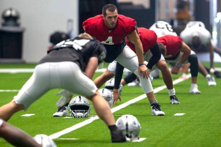 El mariscal de campo de los Raiders de Las Vegas, Derek Carr (4), se estira durante una sesión ...