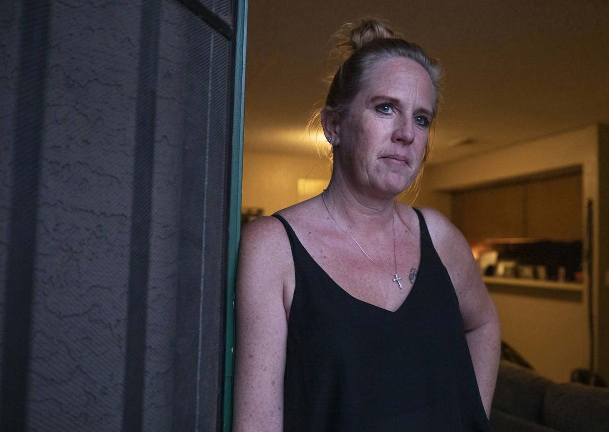 Angela Jones, de 49 años, es fotografiada en su apartamento de Las Vegas el martes, 20 de octu ...