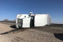 Un semirremolque fue arrastrado por los fuertes vientos en la U.S. 95 al sur de Tonopah el domi ...