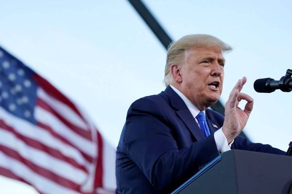 El presidente Donald Trump habla en un mitin de campaña en el aeropuerto de Carson City el dom ...