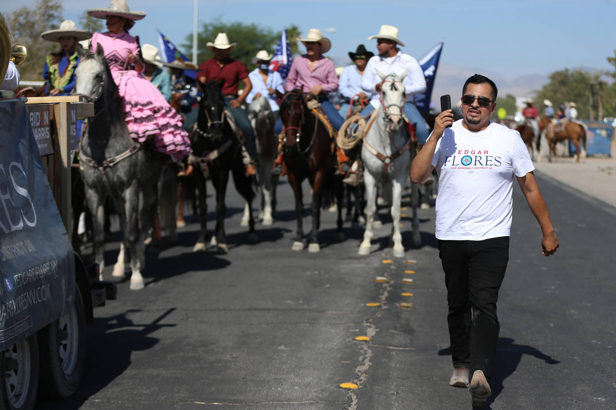 El asambleísta Edgar Flores encabeza un desfile de campaña para promover el voto latino cerca ...