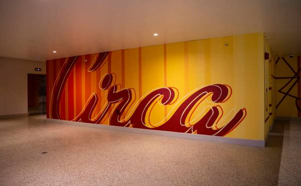 Letrero de Circa en el primer piso del Garage Mahal en Circa, el primer casino construido en el ...