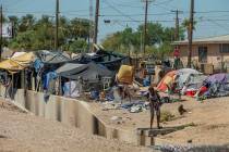 Desamparados comienzan su día como miembros de "Food Not Bombs" y el Sidewalk Project trabajan ...