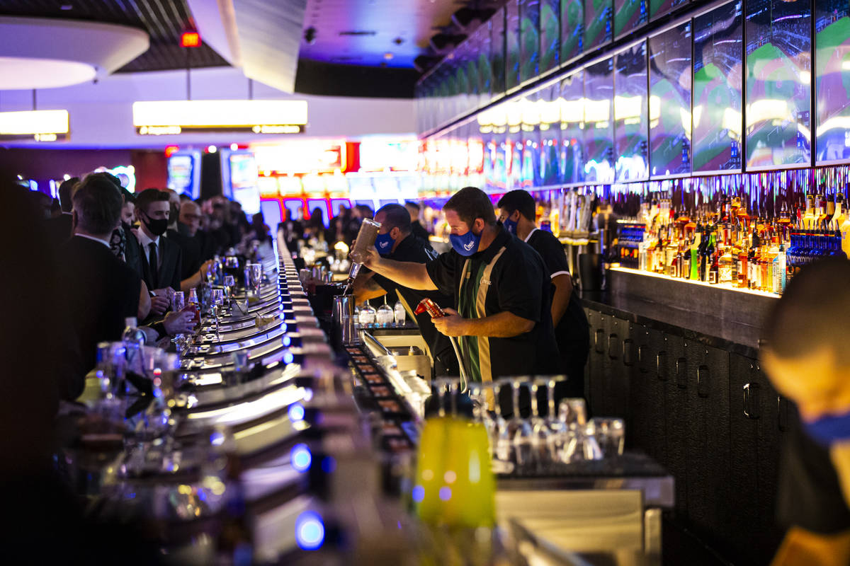 Bartenders preparan bebidas en Mega Bar de Circa durante el gran evento de inauguración VIP en ...