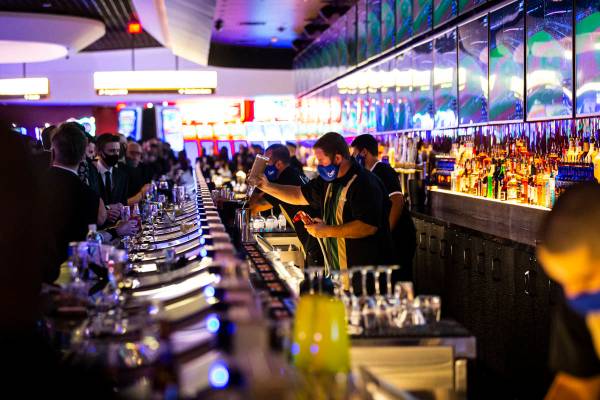 Bartenders preparan bebidas en Mega Bar de Circa durante el gran evento de inauguración VIP en ...