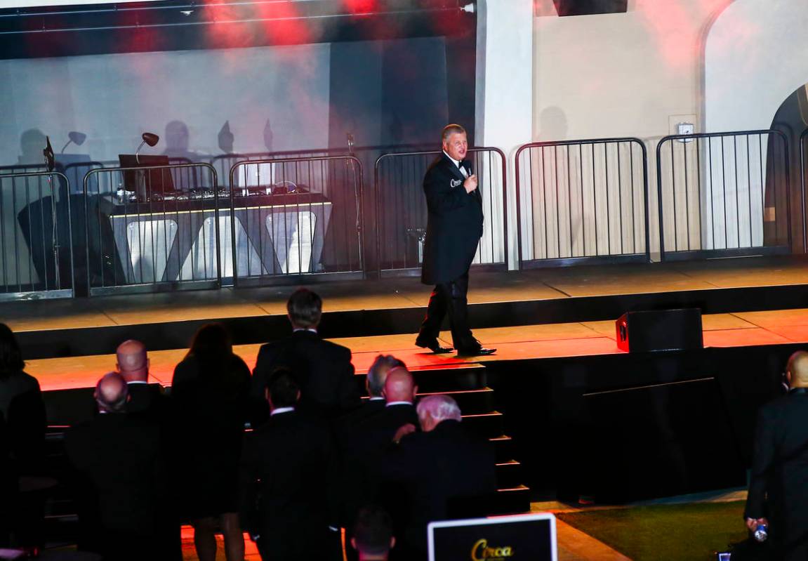 El dueño de Circa, Derek Stevens, habla en el Stadium Swim durante el evento VIP de inauguraci ...