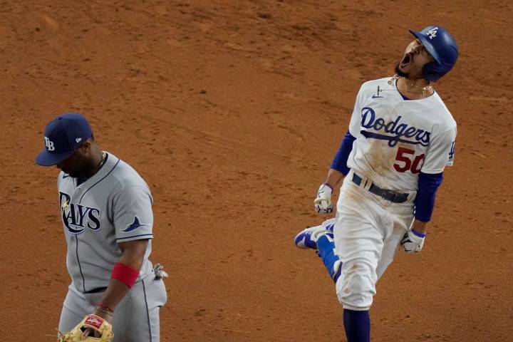 Mookie Betts de los Dodgers de Los Ángeles celebra después de un jonrón contra los Rays de T ...