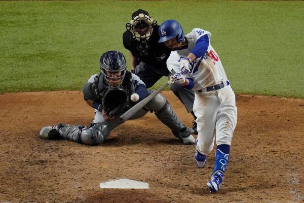 Mookie Betts de los Dodgers de Los Ángeles batea un jonrón contra los Tampa Bay Rays durante ...